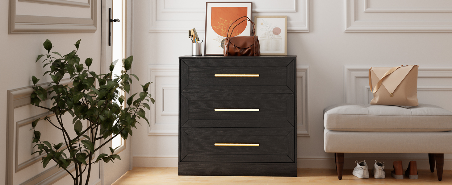 Interno moderno del soggiorno con pareti bianche, cassettiera nera con manici dorati, piante in vaso e mobili e decorazioni dai toni neutri.