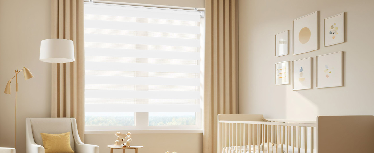 Scène intérieure montrant des fenêtres baignées par la lumière du soleil, démontrant un effet de filtrage de la lumière ou de traitement des fenêtres.