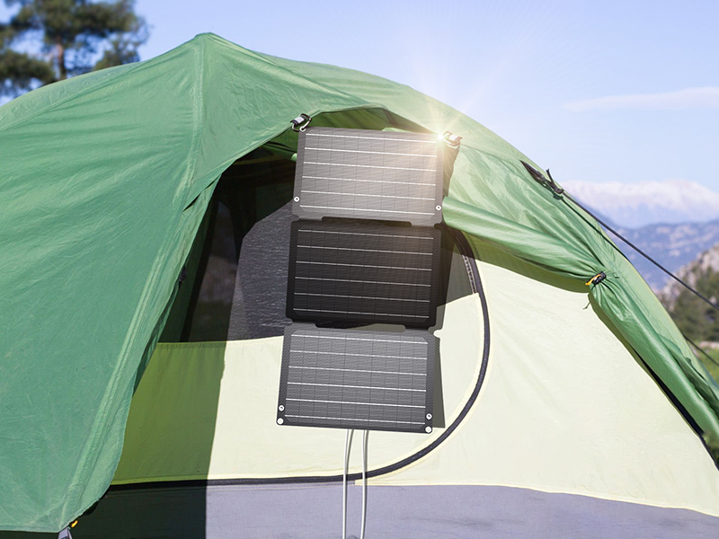panneaux solaires sur la tente