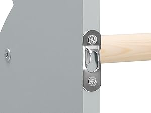 Primer plano del mecanismo de bisagra de una puerta que muestra una placa de cierre metálica montada sobre una superficie gris con una espiga o varilla de madera visible en el lado derecho.