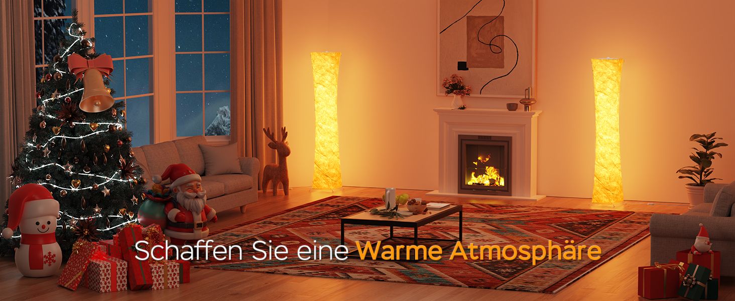 Gemütliches Wohnzimmer mit Weihnachtsbaum, Kamin und zwei hohen gelben Stehlampen. Das Zimmer verfügt über eine warme Beleuchtung, festliche Dekorationen und bequeme Sitzgelegenheiten rund um einen Kaffeetisch.