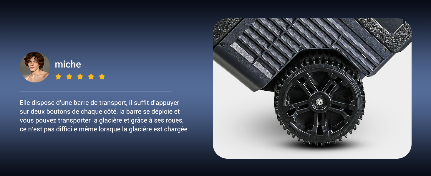 Gros plan d'une roue noire avec des bandes de roulement profondes fixées à une surface texturée, faisant probablement partie d'un système de bagages ou de chariot conçu pour faciliter