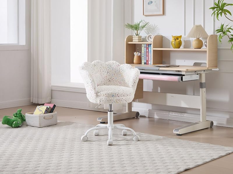 Espace intérieur moderne et lumineux avec un mobilier blanc, y compris un fauteuil moelleux, un canapé et des éléments décoratifs sur des murs et des sols de couleur claire avec éclairage naturel.