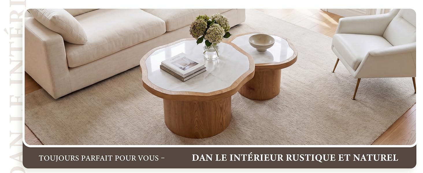 Le texte indique « TABLES NICHOIRS DE QUALITÉ INDUSTRIELLE » et « DUO LE INTERIORS BUTTOCK ET CALERIES ». Tables gigognes rondes en bois clair présentées dans un salon moderne avec canapé beige et décor.