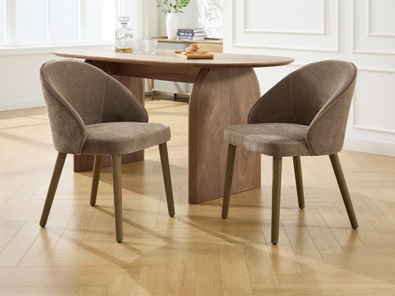 Moderne Essgruppe mit rundem Holztisch mit konischen Beinen und zwei grau gepolsterten Barnstühlen im modernen Design aus der Mitte des Jahrhunderts.