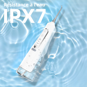 Appareil électronique blanc flottant dans l'eau, affichant un indice de résistance à l'eau IPX7. L'appareil possède un écran numérique et semble être un gadget portable.