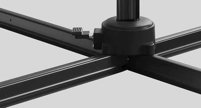 Secuencia de primer plano que muestra un soporte de montaje de metal negro o un sistema de juntas unido a rieles o rieles, que muestra el proceso de instalación o ajuste.