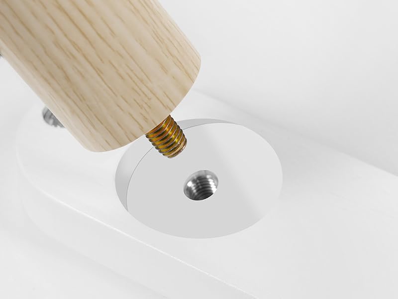 Secuencia que muestra el líquido que se vierte sobre una superficie de madera clara, que demuestra la interacción del líquido o el proceso de tratamiento.