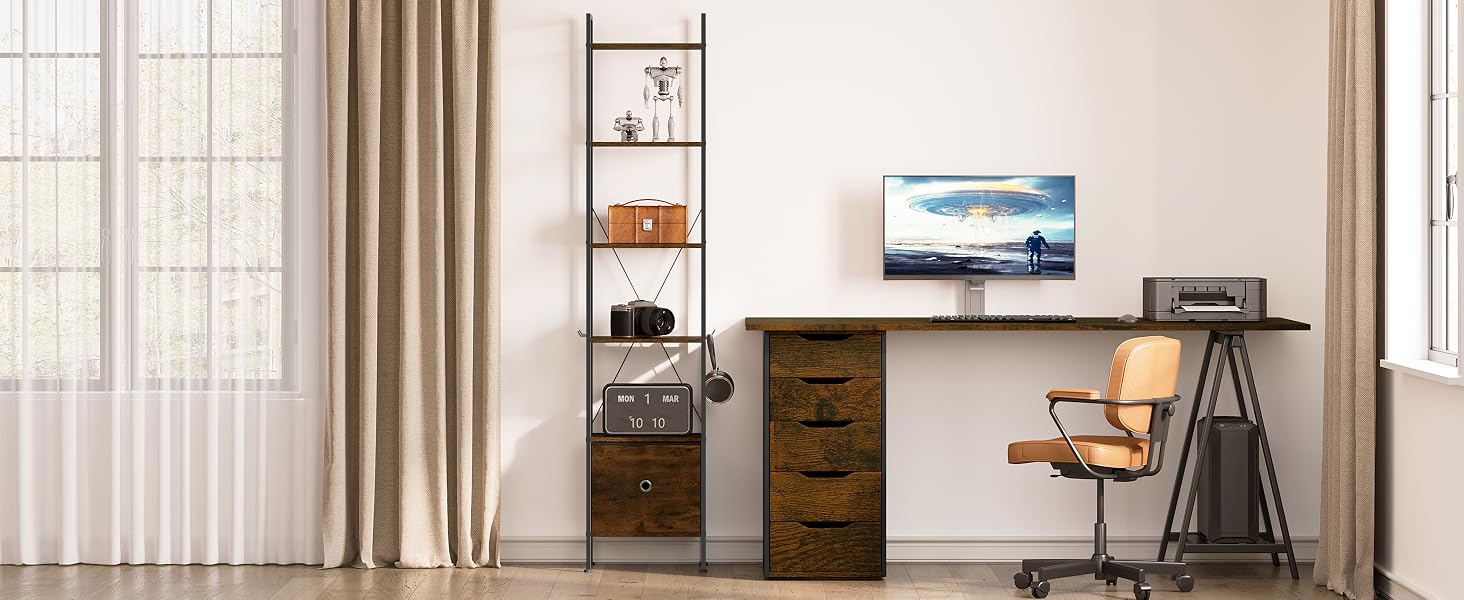 Configurazione per l'home office con scrivania in legno, sedia, scaffale e TV o monitor a parete in una stanza luminosa con tende