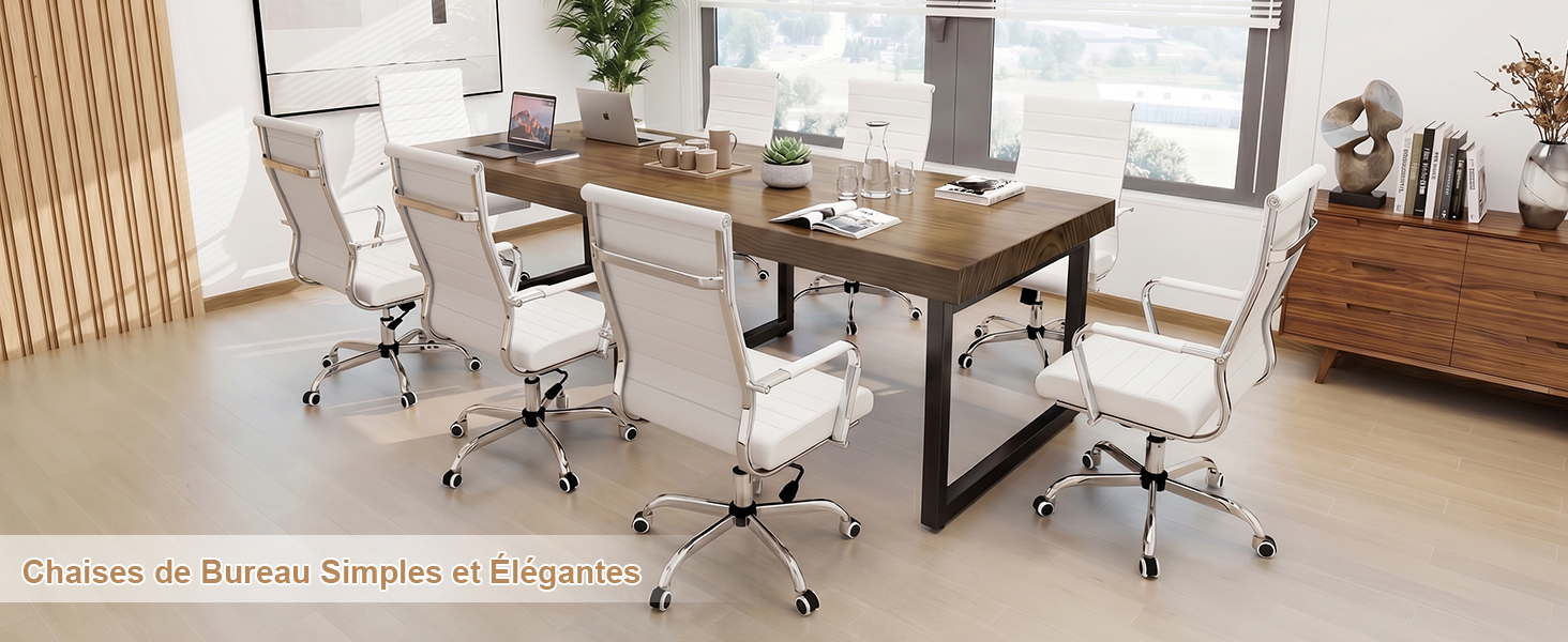 Salle de conférence de bureau moderne avec table rectangulaire en bois, quatre chaises de bureau ergonomiques blanches à roulettes, armoire de rangement en bois, plantes en pot et éclairage naturel par les fenêtres.