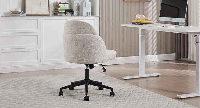 Chaise de bureau en lin beige.