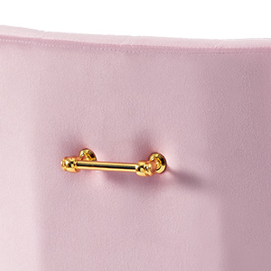 Porte-serviettes ou barre d'appui doré fixé sur un mur rose pâle, avec embouts ronds décoratifs