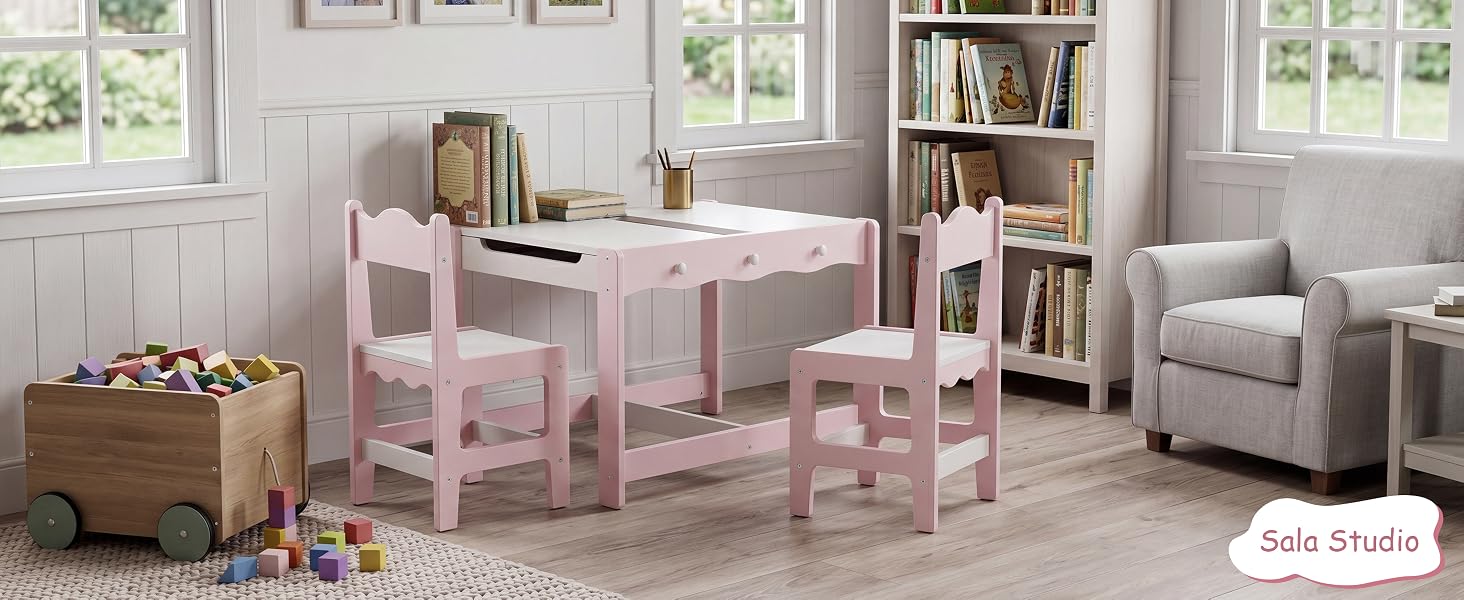 Ambiente interno con disposizione dei mobili rosa chiaro tra cui sedie e tavolo, con librerie e finestra visibili nello spazio abitativo moderno.