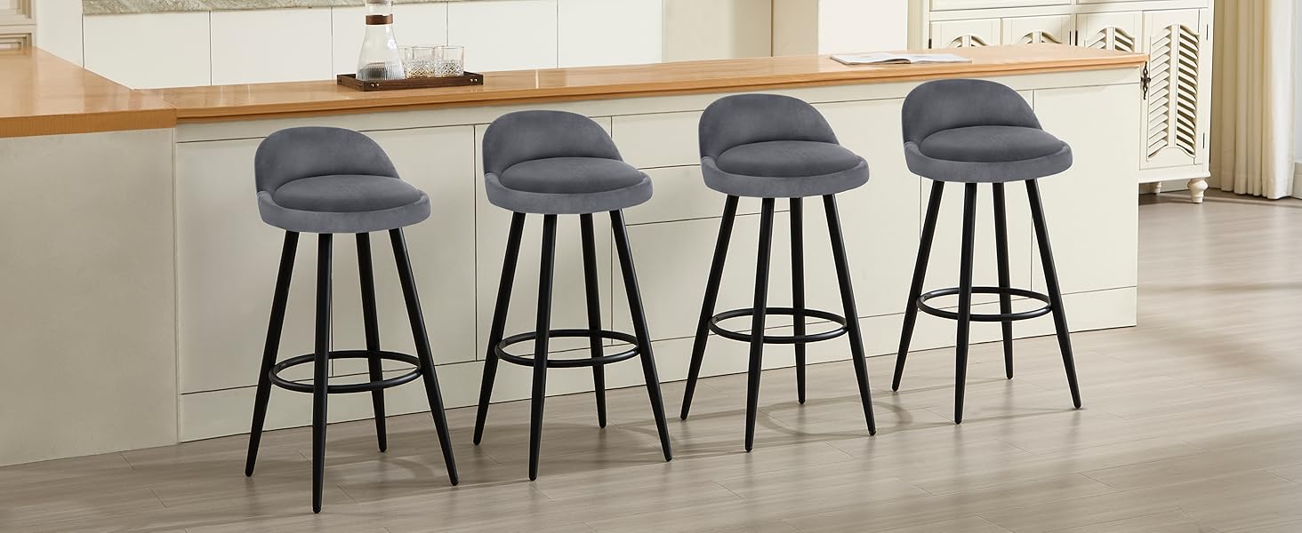 un conjunto de cuatro taburetes de bar en una cocina.