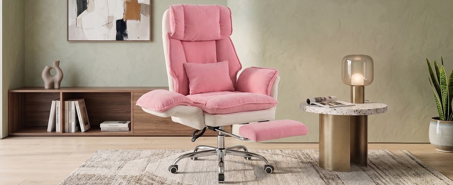 Chaise de bureau rembourrée rose avec dossier inclinable, base chromée et accoudoirs positionnée dans un cadre de bureau à domicile moderne avec un bureau en bois et un décor neutre.