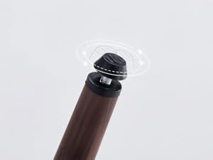 Pompe de fontaine à énergie solaire cylindrique noire avec finition mate et embout de pulvérisation circulaire sur fond clair.