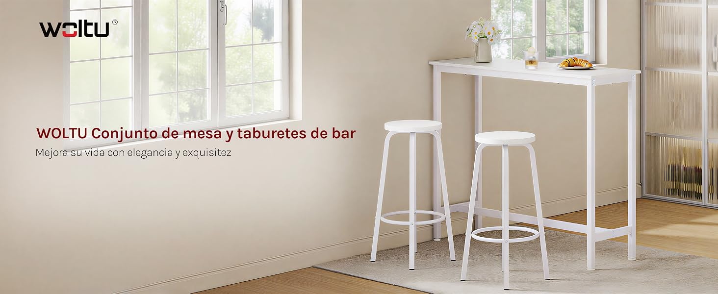 El texto dice «WOTU» y «WOTU Conjunto de mesa y taburetes de bar». Espacio interior de color beige con una mesa blanca a la altura de una barra con taburetes de madera blanca a juego sobre suelo pulido.