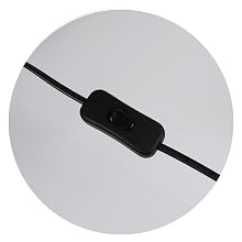 Nahaufnahme eines kleinen schwarzen Plastikgeräts an einem Kabel oder Draht. Scheint ein integrierter Schalter oder ein Steuermodul zu sein