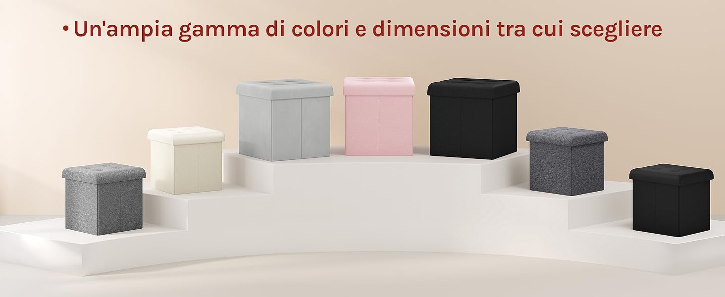 Assortimento di pouf portaoggetti quadrati in vari colori e dimensioni esposti su piattaforme bianche. I colori includono bianco, grigio, azzurro, rosa e nero