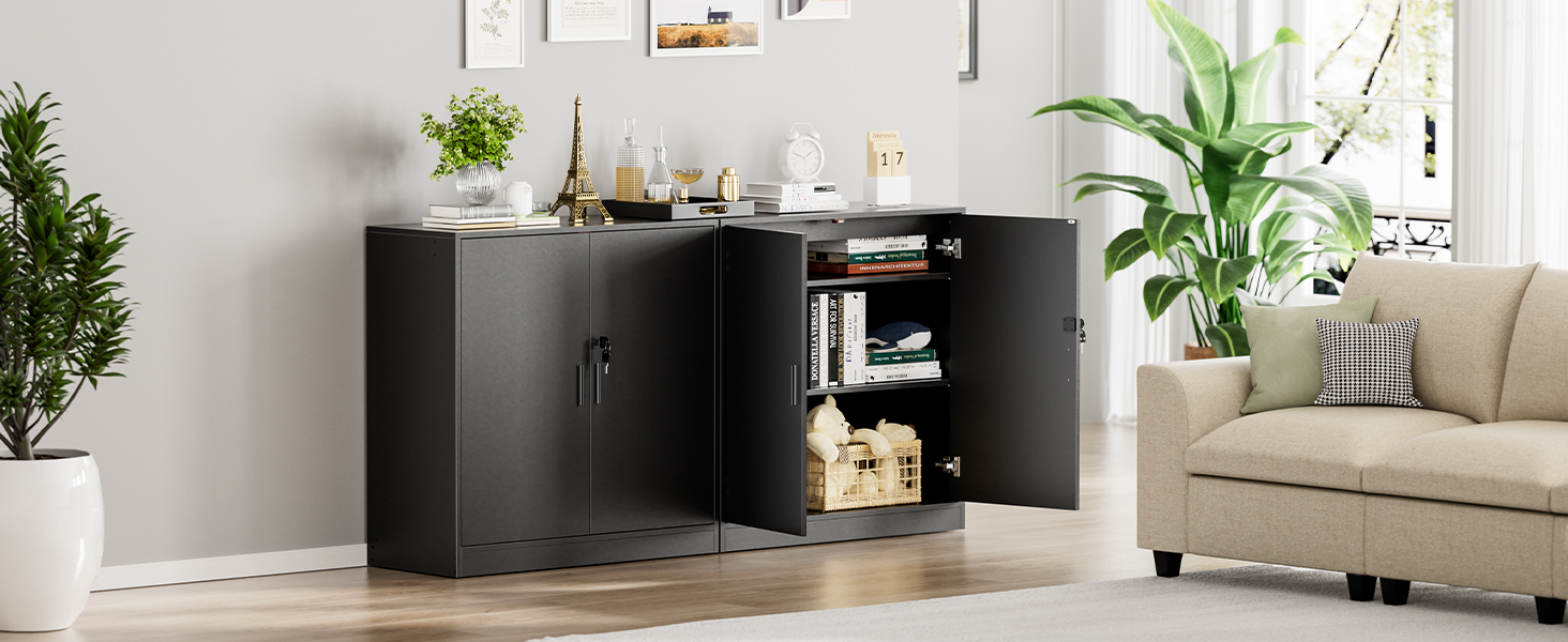 Console de divertissement moderne noire avec étagères et rangement dans un cadre de salon minimaliste avec des sièges beiges et une plante verte.