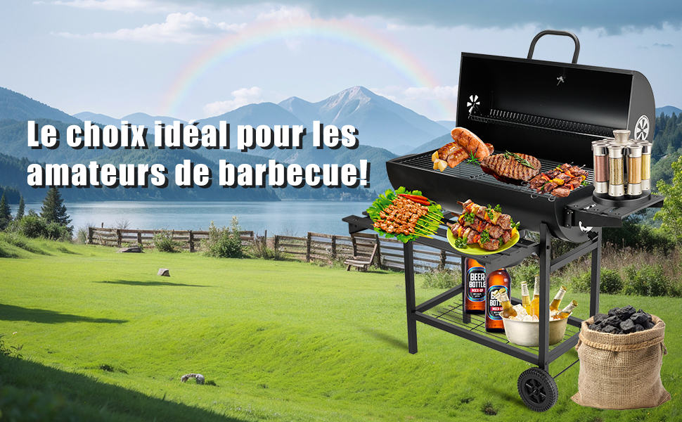 Grande griglia da barbecue nera su ruote con coperchio aperto, che mostra carni e verdure alla griglia. Il tavolino laterale contiene condimenti e bevande. Ambientato in una scena all'aperto con montagne e