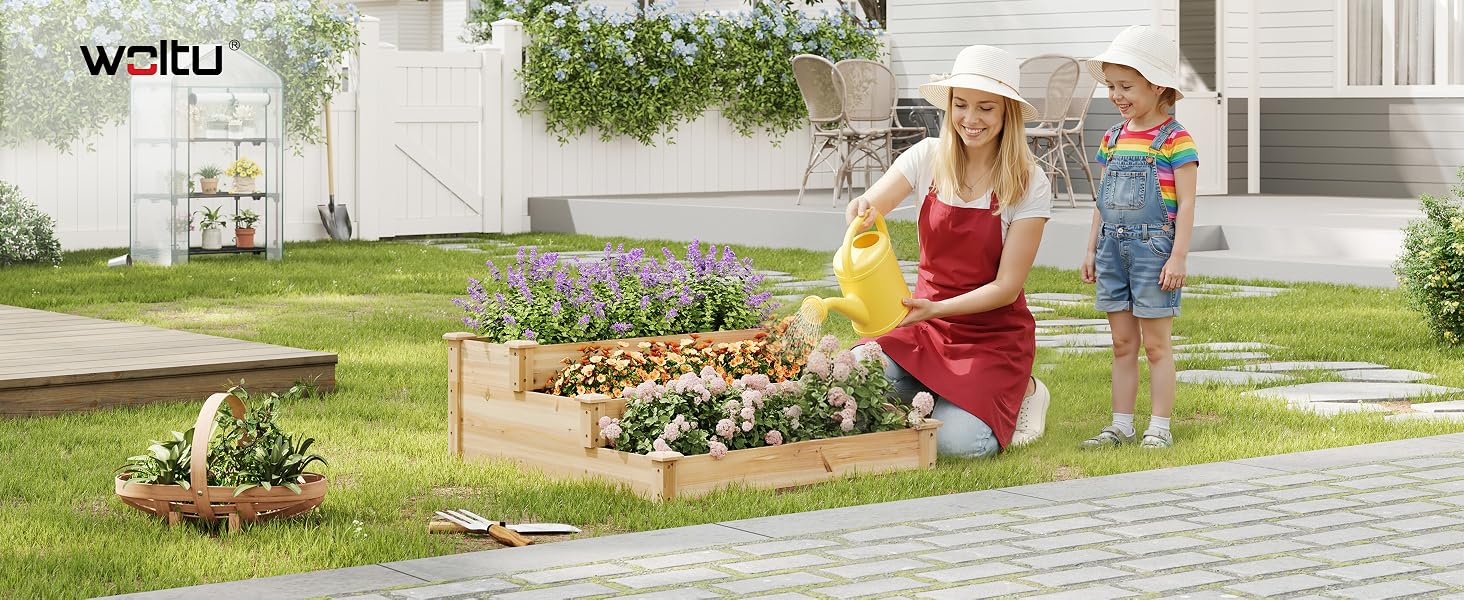 Mehrere Bilder zeigen ein Bewässerungs- oder Bewässerungssystem, das in einer Gartenumgebung verwendet wird, mit Ansichten des Geräts, das Wasser auf Pflanzen und Blumen sprüht.