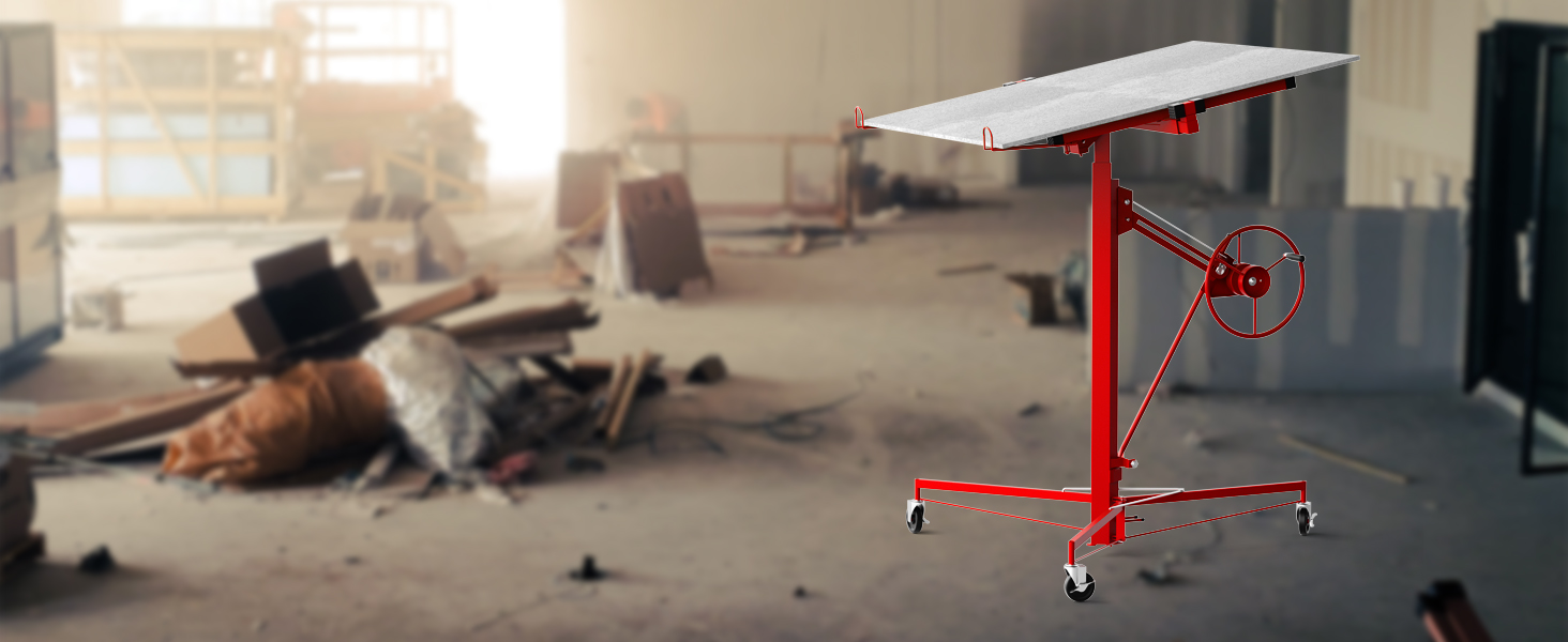 Table à dessin ou à dessin réglable rouge avec roulettes et structure en métal, présentée sur un fond industriel flou.