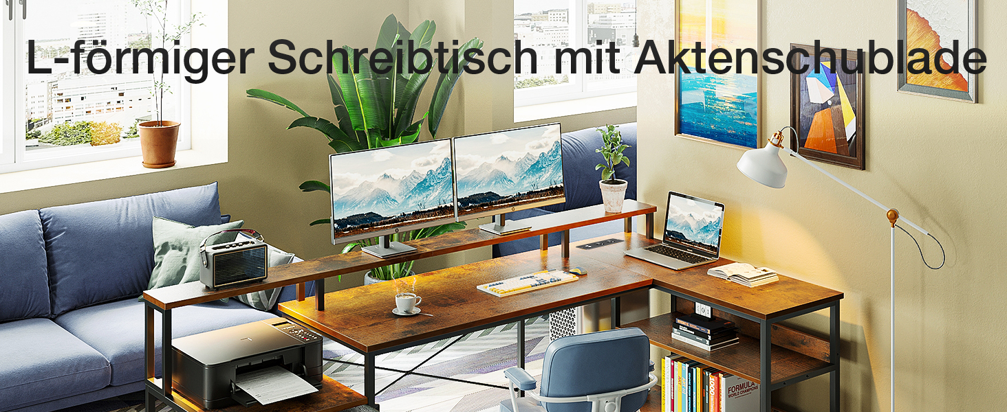 L-förmiger Schreibtisch aus Holz mit Metallrahmen und einer Aktenschublade. Die Einrichtung umfasst Computermonitore, einen Bürostuhl, ein Regal und dekorative Elemente für ein Heimbüro