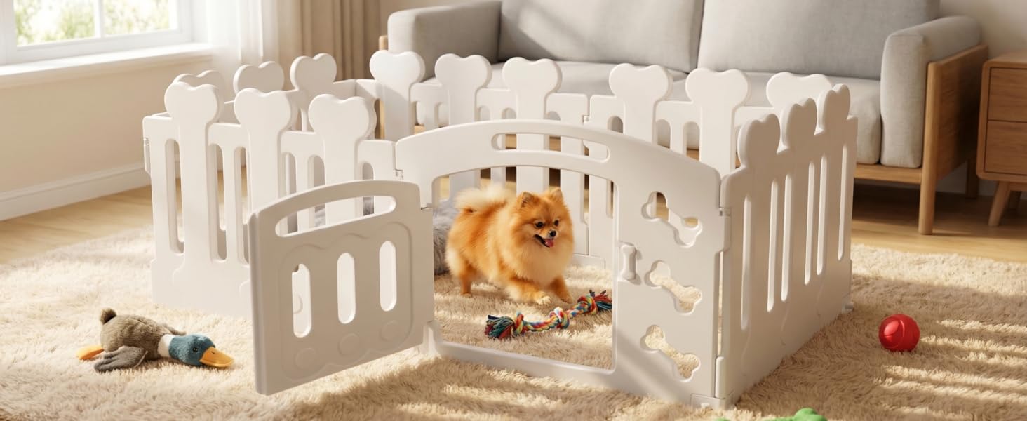 Clôture ou barrière modulaire blanche pour animaux de compagnie disposée en configuration incurvée sur un plancher de bois franc, avec éclairage naturel provenant des fenêtres voisines.