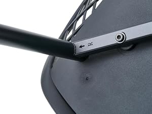Détail rapproché du support noir pour ordinateur portable montrant un bras de support métallique réglable avec joint de connexion et fentes de ventilation.