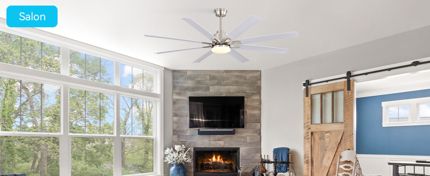 Le texte indique « Salon ». Ventilateur de plafond moderne avec luminaire installé dans une pièce lumineuse avec de grandes fenêtres, une cheminée et un mobilier contemporain visibles en arrière-plan.