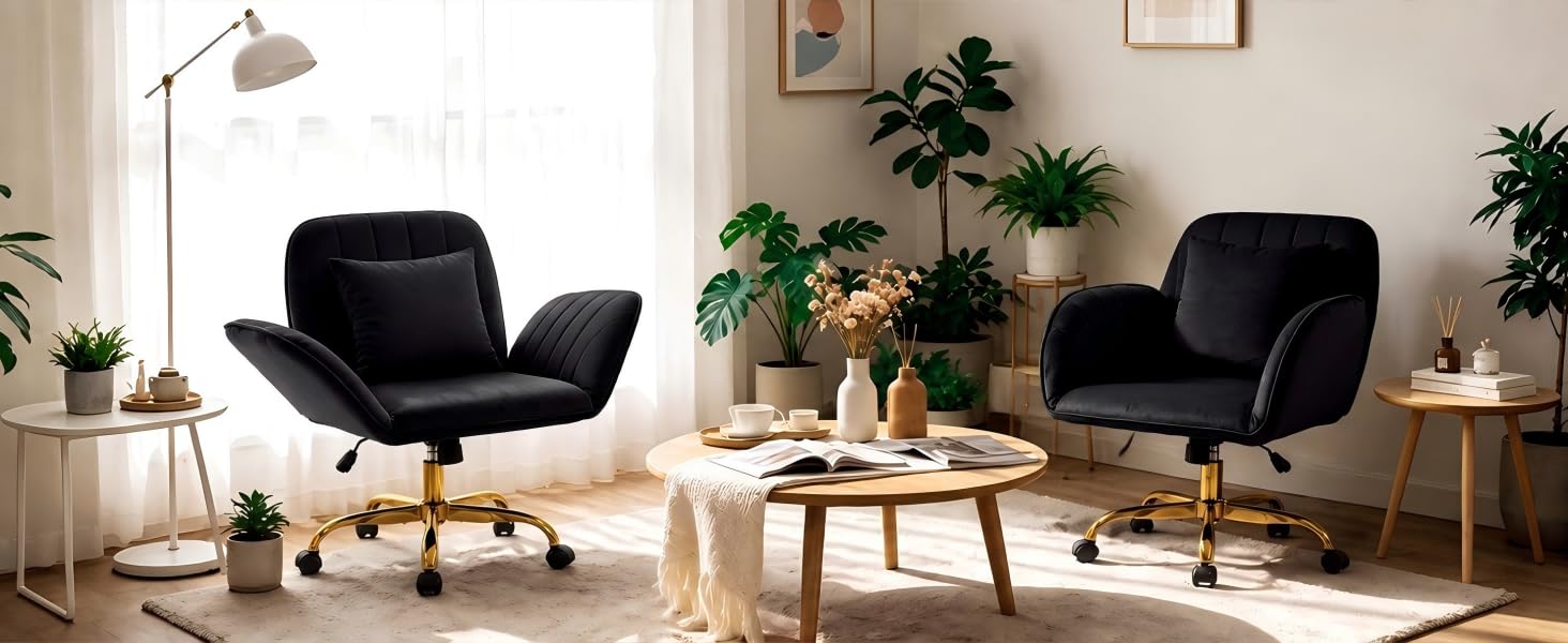 Salon intérieur moderne avec deux chaises d'appoint noires aux pieds dorés, une table basse en bois, des plantes en pot, un lampadaire et un décor minimaliste sur fond clair.