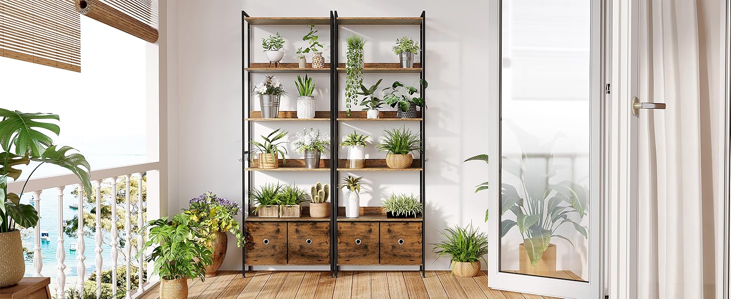 Scaffale dal pavimento al soffitto con più piattaforme in legno che espongono varie piante in vaso e oggetti decorativi in