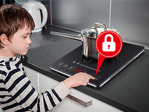 un enfant utilise une cuisinière numérique.