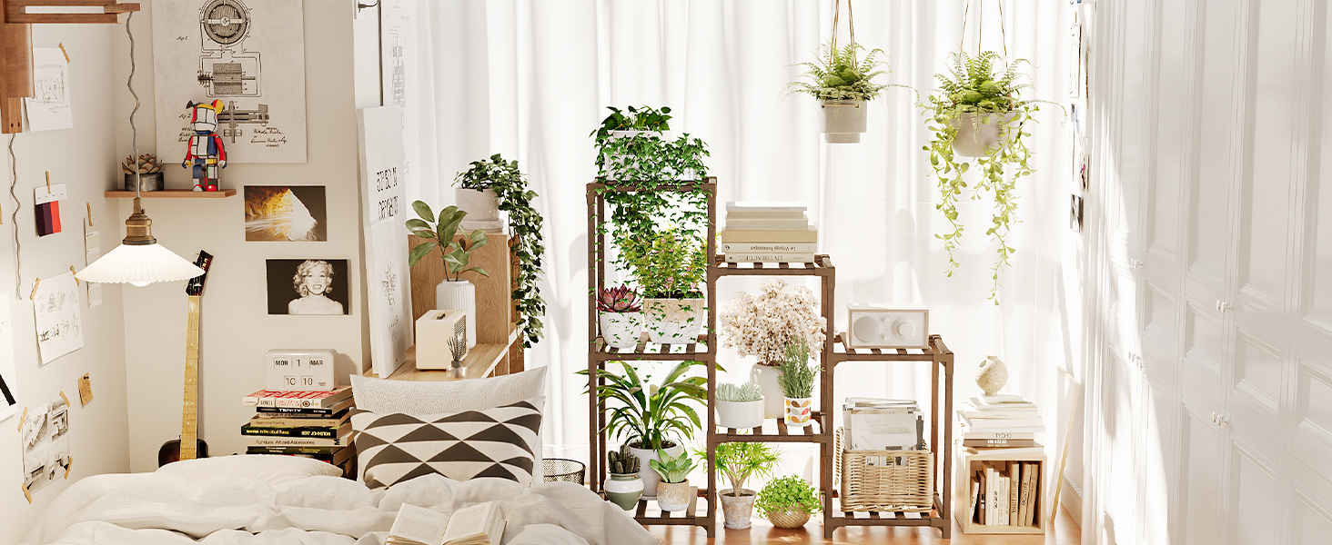 Un coin de chambre confortable avec des rideaux blancs, des supports à plantes en bois contenant diverses plantes en pot, des jardinières suspendues et un lit avec des oreillers à motifs. Lampadaire et étagères murales visibles.