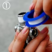 &Con una herramienta de agarre azul, aplique cinta de plomero o cinta selladora a las roscas de los accesorios de la tubería de metal