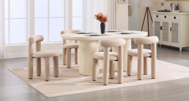 Ensemble de salle à manger minimaliste moderne comprenant une table et des chaises en bois clair ou beige avec des éléments de design arrondis, posées sur un tapis neutre.