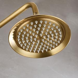 un pommeau de douche doré avec un motif en losange.