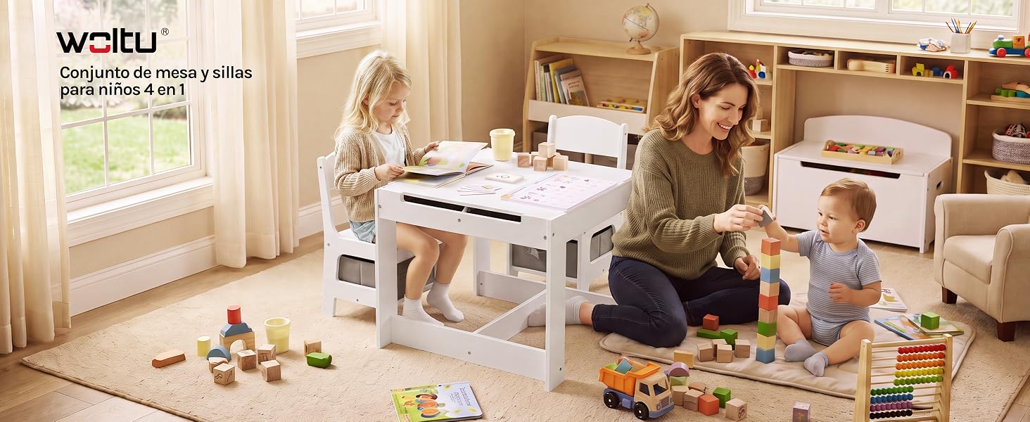 Un juego de cocina para niños juega con un juguete blanco en el interior; los niños acceden a los compartimentos de almacenamiento y a los accesorios de juego en una habitación minimalista.