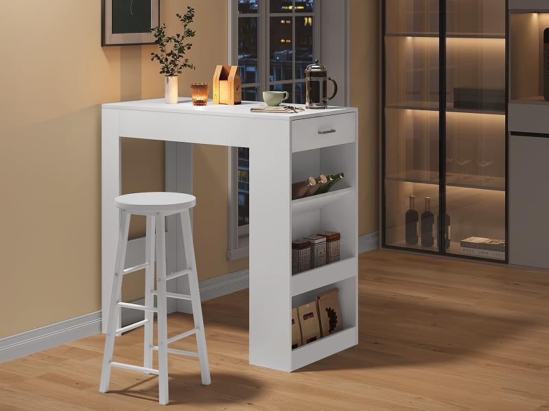 Moderna mesa de bar blanca con estantes de almacenamiento, combinada con un taburete alto. Cuenta con un gabinete de vidrio iluminado en el fondo y una decoración minimalista para el hogar que incluye una planta pequeña.