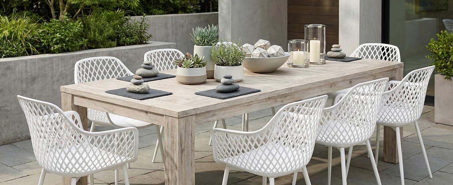 Salle à manger extérieure avec mobilier de patio en treillis blanc, y compris des chaises et des tables disposées sur la terrasse du restaurant.