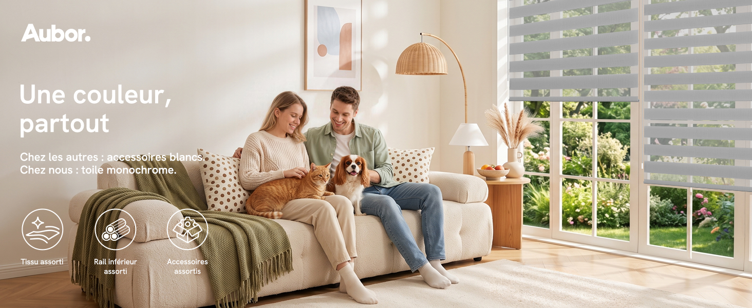 Le texte se lit comme suit : « Aubor », « Une couleur, partout ». Famille se relaxant sur un canapé beige avec vue sur la fenêtre. Le produit semble être un article d'ameublement ou un article de style de vie avec un message de cohérence des couleurs.