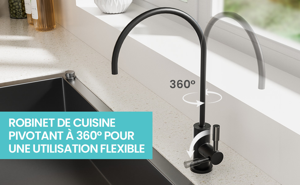 Le texte se lit comme suit : « ROBINET DE CUISINE PIVOTANT À 360° POUR UNE UTILISATION FLEXIBLE » et « 360° ». Robinet de cuisine noir à col incurvé présenté dans deux positions démontrant une capacité de rotation.
