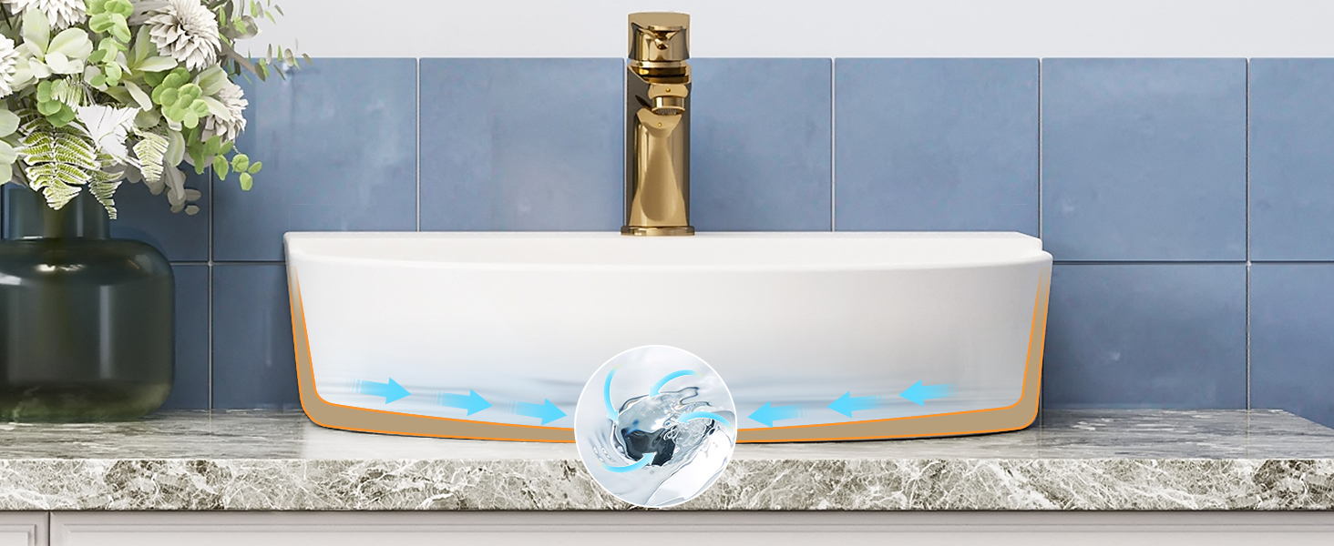 Lavandino rettangolare bianco su piano di lavoro in marmo. Sfondo murale piastrellato blu con rubinetto dorato. Il flusso d'acqua crea un effetto vorticoso
