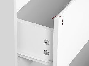 Sequenza ravvicinata che mostra l'installazione di coperture vegetali bianche, che dimostra il metodo di fissaggio mediante clip metalliche per fissare la copertura al telaio in legno o plastica.