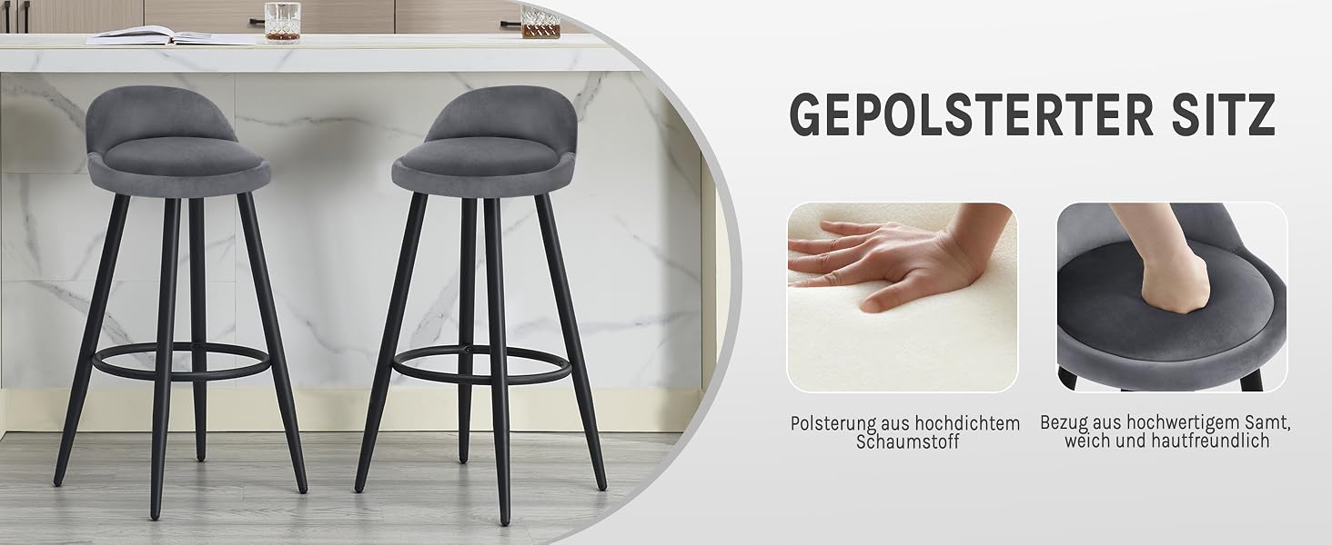 Zwei grau gepolsterte Barhocker mit abgerundeter Rückenlehne und schwarzen Metallbeinen. Die Seitenteile sind weich gepolstert und verfügen über Sitzkomfort