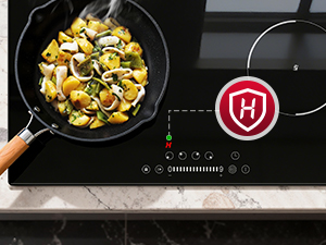 Scène de cuisine montrant une poêle antiadhésive sur une cuisinière noire avec des légumes sautés.