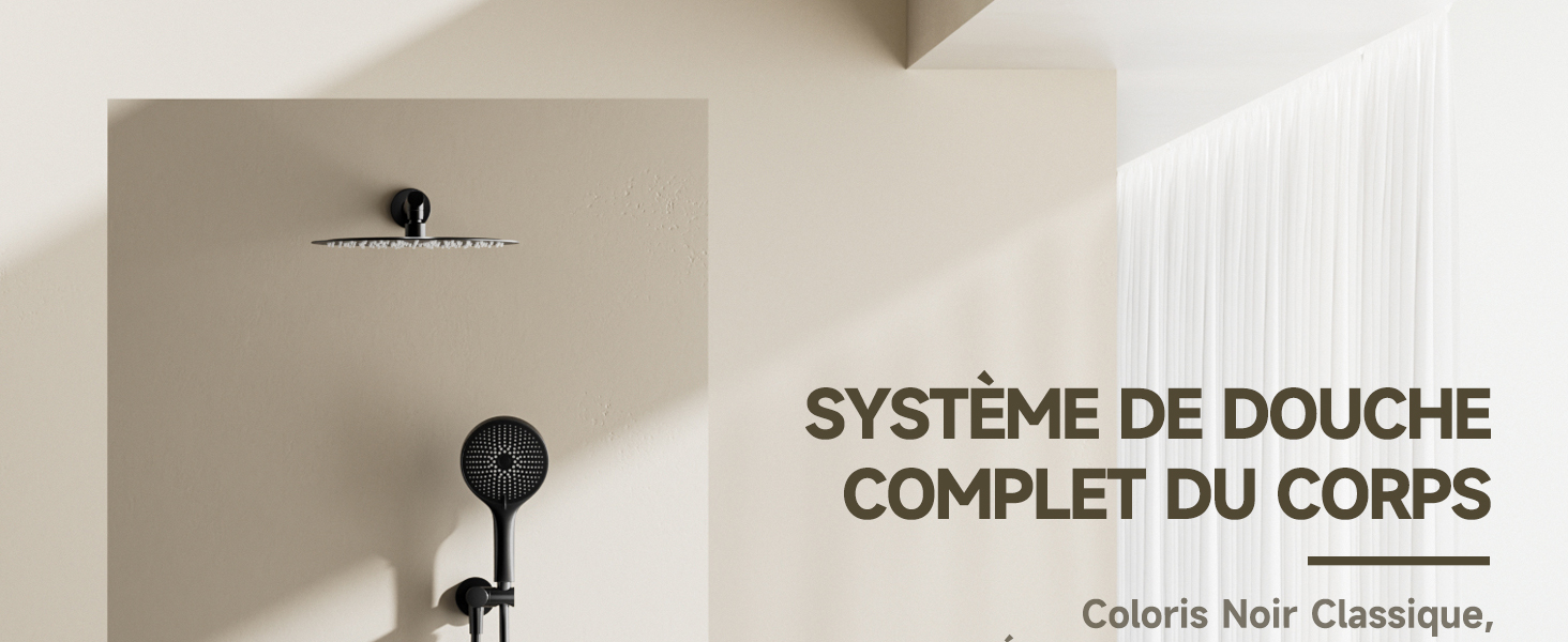 Le texte se lit comme suit : « SYSTÈME DE DOUCHE COMPLET DU CORPS ». Installation du système de douche mural noir contre un mur beige.