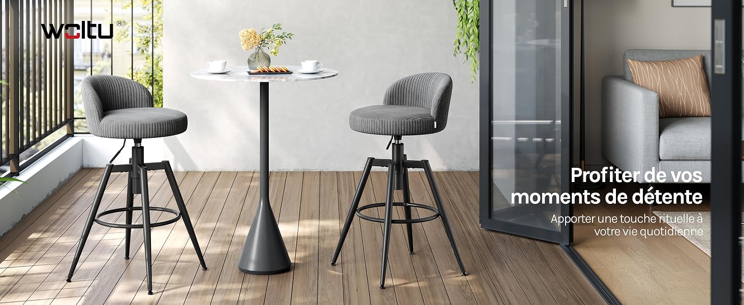 Le texte indique « WHIT » et « moments de détente ». Intérieur moderne avec tabourets de bar rembourrés gris autour d'une petite table ronde près de grandes fenêtres laissant entrer la lumière naturelle.