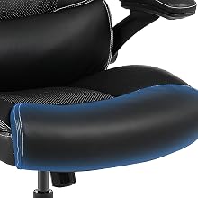 Gros plan d'un siège de chaise de bureau avec un coussin noir avec garniture bleue. L'accoudoir réglable est visible, mettant en valeur le design ergonomique de la chaise